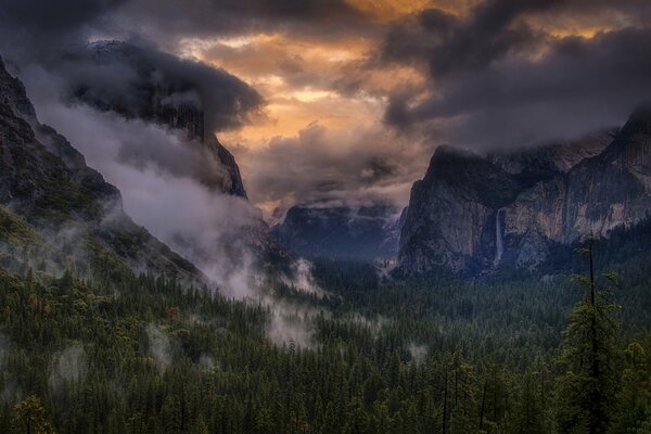 Die Bewegung der Wolken am Abend in den Bergen des Yosemite-Nationalparks