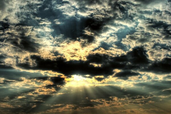 La lumière du Soleil se fraye un chemin à travers les nuages