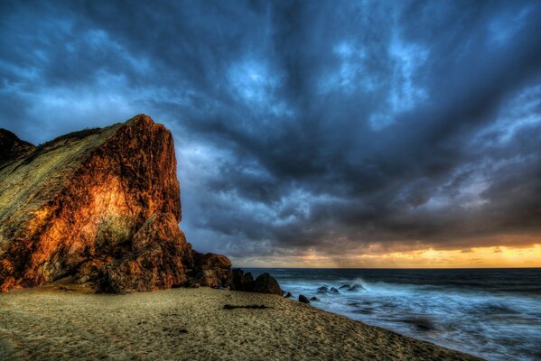 Cloudy sky over the sea beach wallpaper
