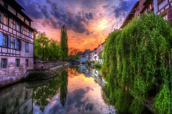 Paesaggio della città con il fiume
