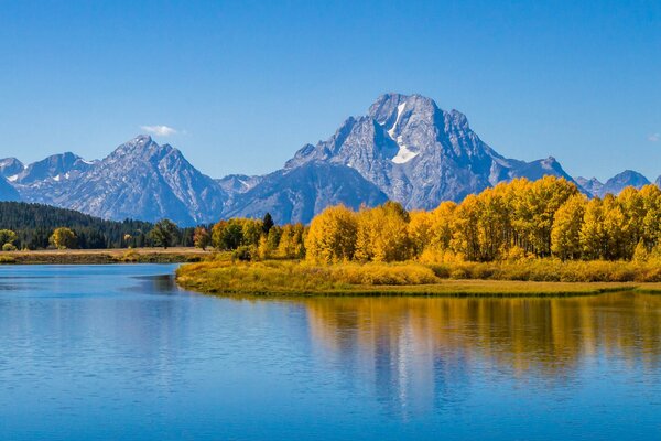 Lake in a national park in the USA