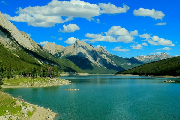 Nuages au-dessus du lac bleu dans le parc National de Jasper au Canada