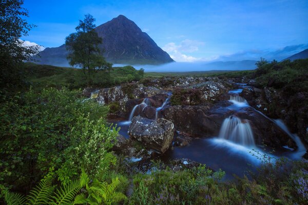 Bergwasserfälle bei Sonnenaufgang in Schottland