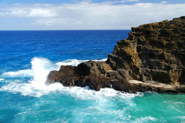 Spruzzi di mare che battono contro le rocce