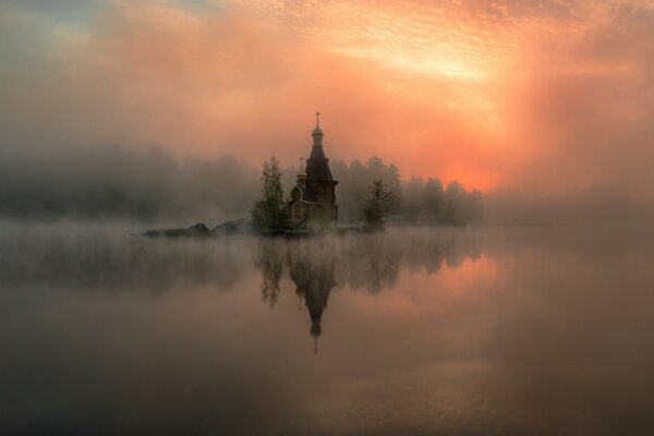Fiume nella nebbia. Foschia. Russia