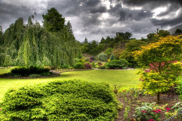 Jardin lumineux avec des parterres de fleurs à Vancouver sur fond de ciel nuageux