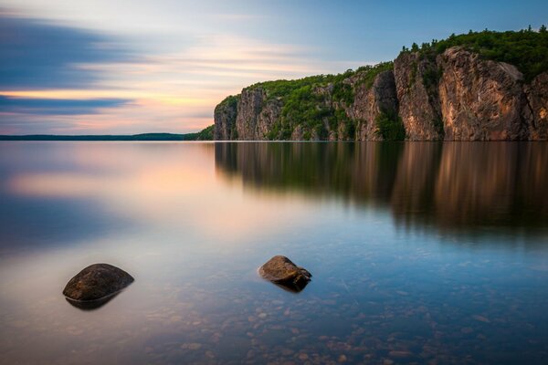 Paisaje de naturaleza tranquila en las rocas