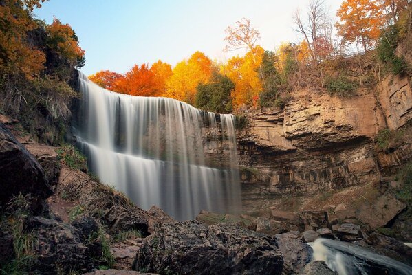 Cascata tra le rocce in autunno