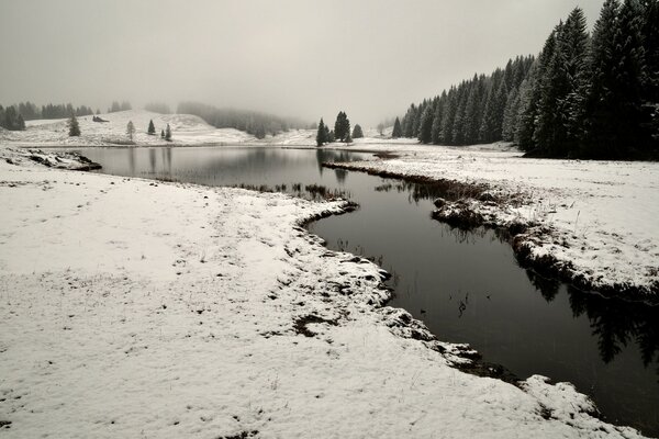Rivière en hiver en noir et blanc