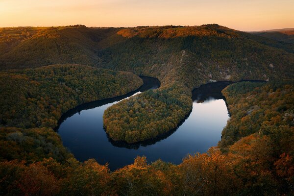 Il fiume sioule nella Francia centrale in autunno