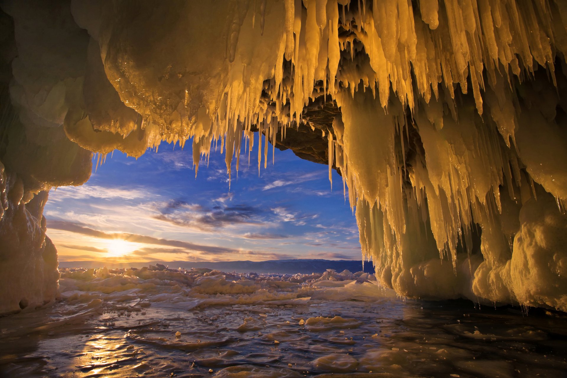 russia lago baikal tramonto grotta ghiaccio ghiaccioli