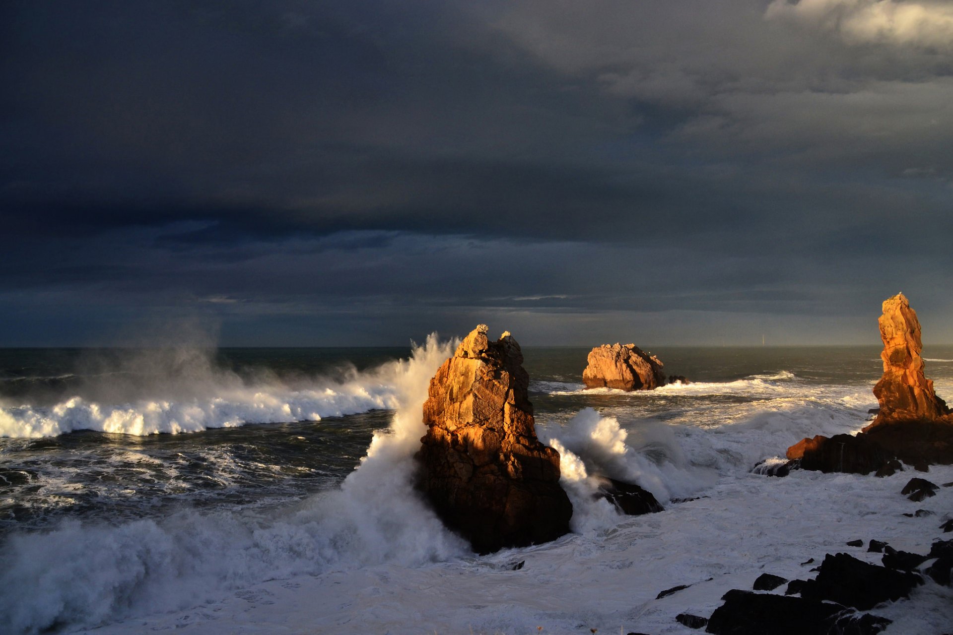 ky clouds sea rock storm waves spray