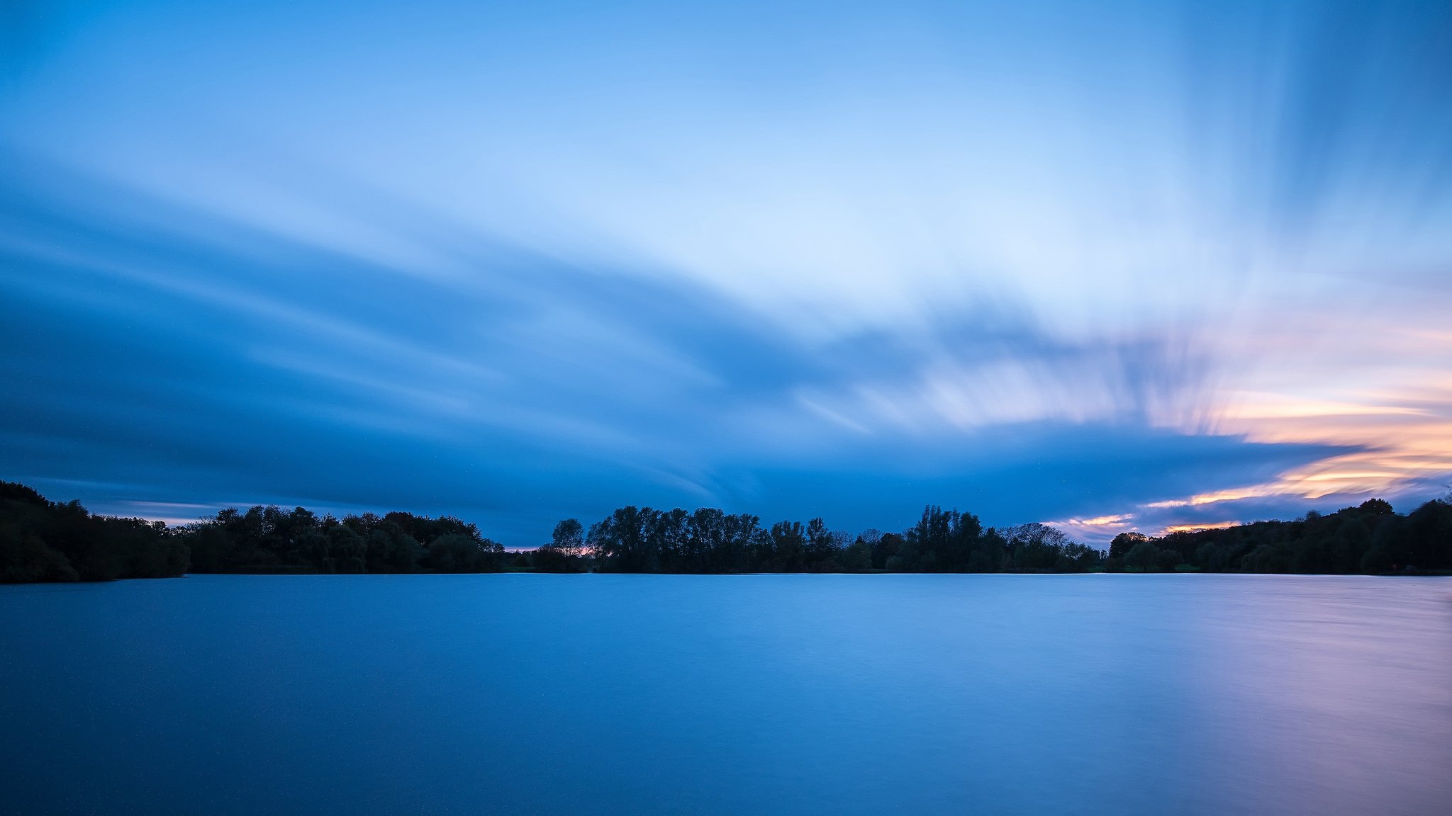 reino unido inglaterra bosque árboles río tarde puesta del sol cielo nubes