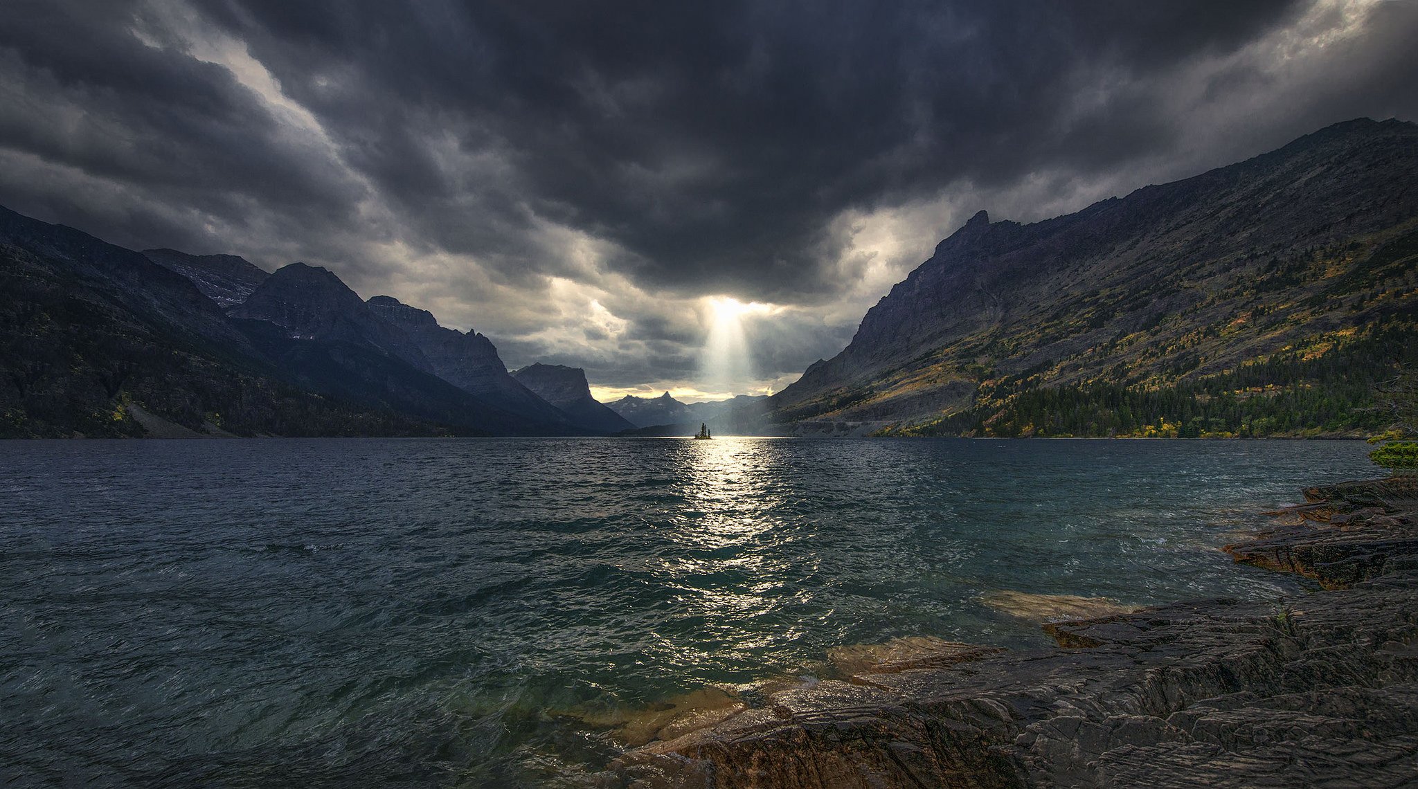 cielo nuvole luce raggi montagne lago isola