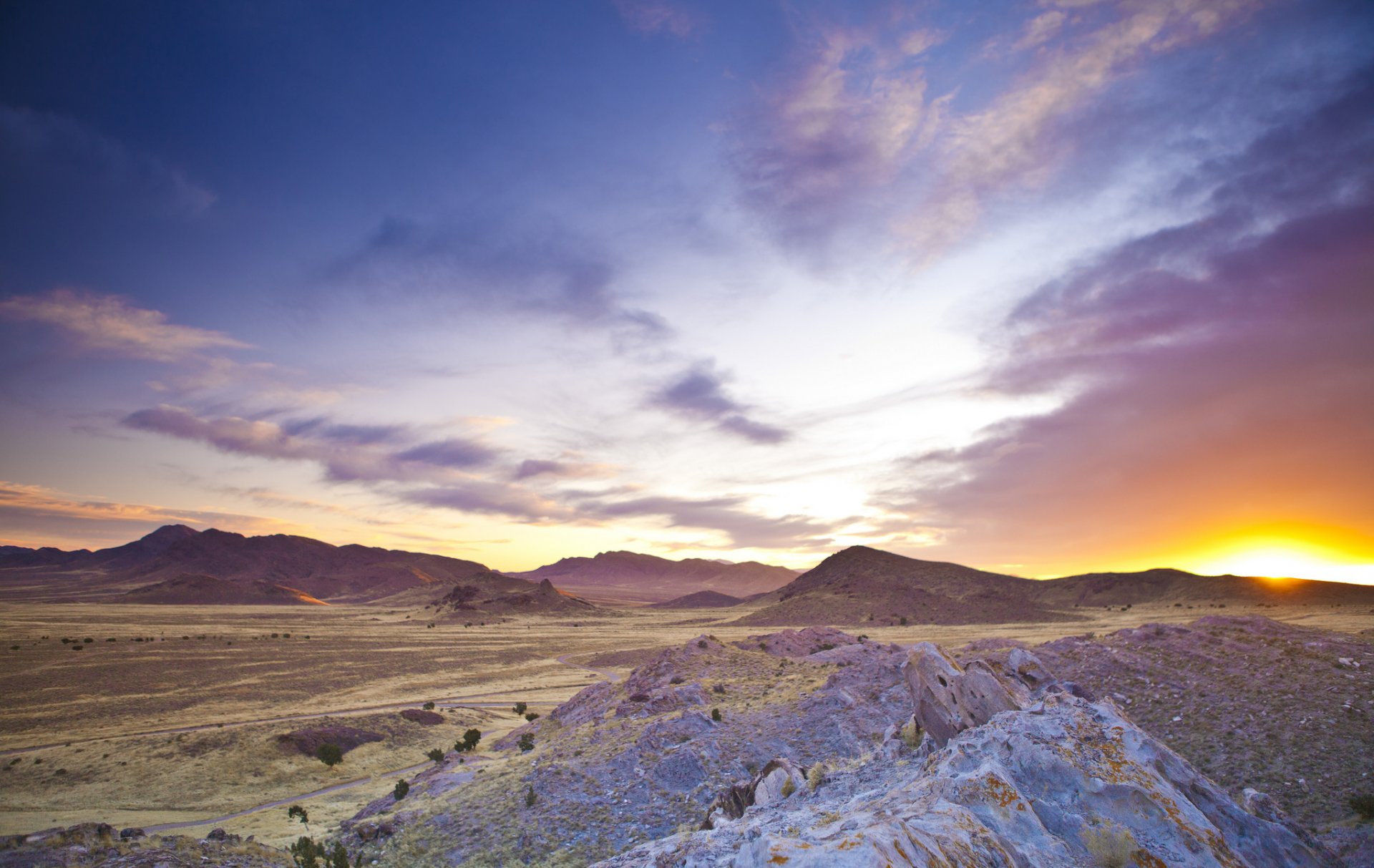 desierto montañas nubes amanecer sol