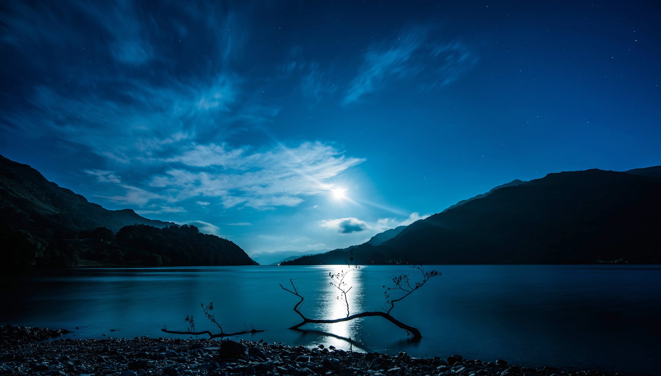 escocia lago agua noche luna luz reflexión montañas