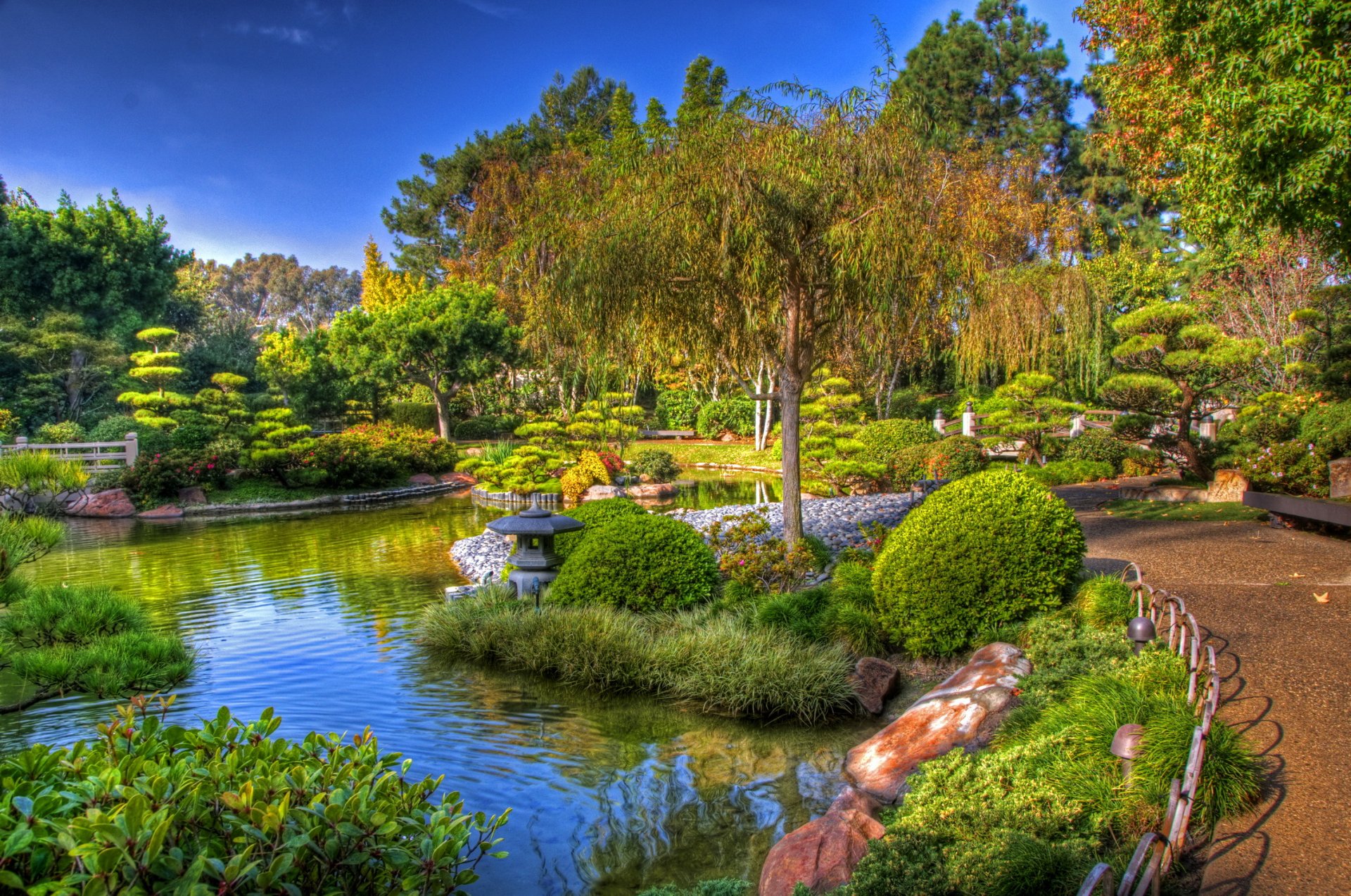 jardín estanque camino arbustos macizos de flores árboles earl burns miller japonés california estados unidos