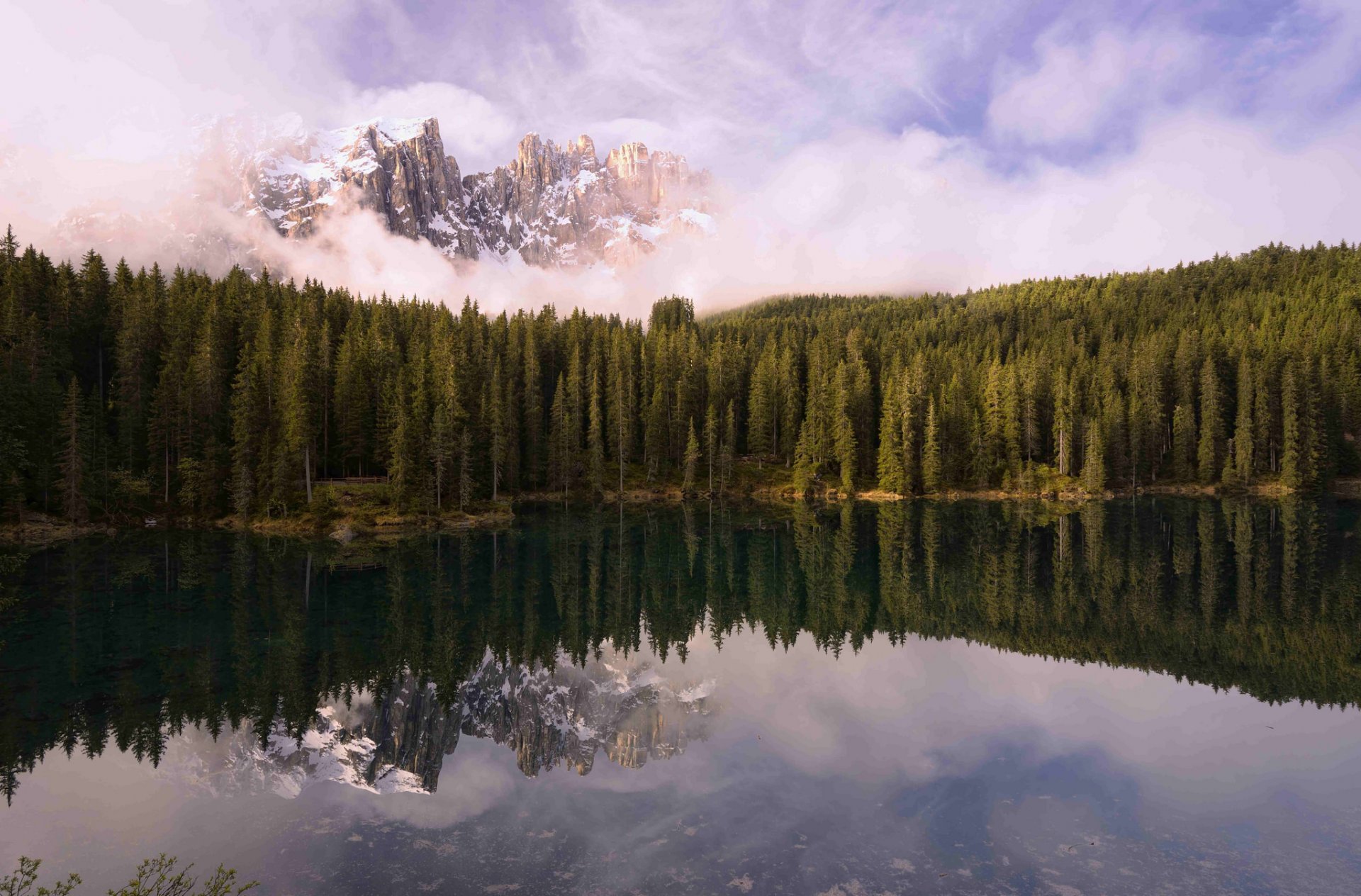 montañas bosque lago reflexión