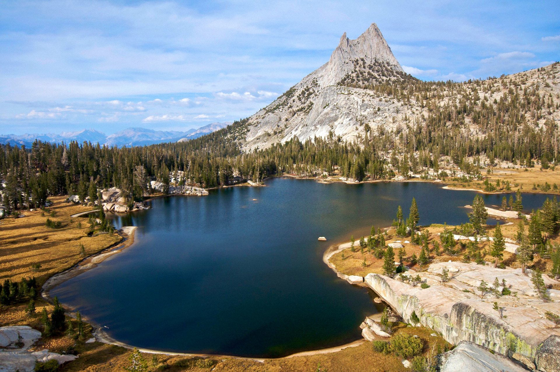 parc national de yosemite sierra nevada usa ciel nuages montagnes lac sommet pic roches arbres paysage