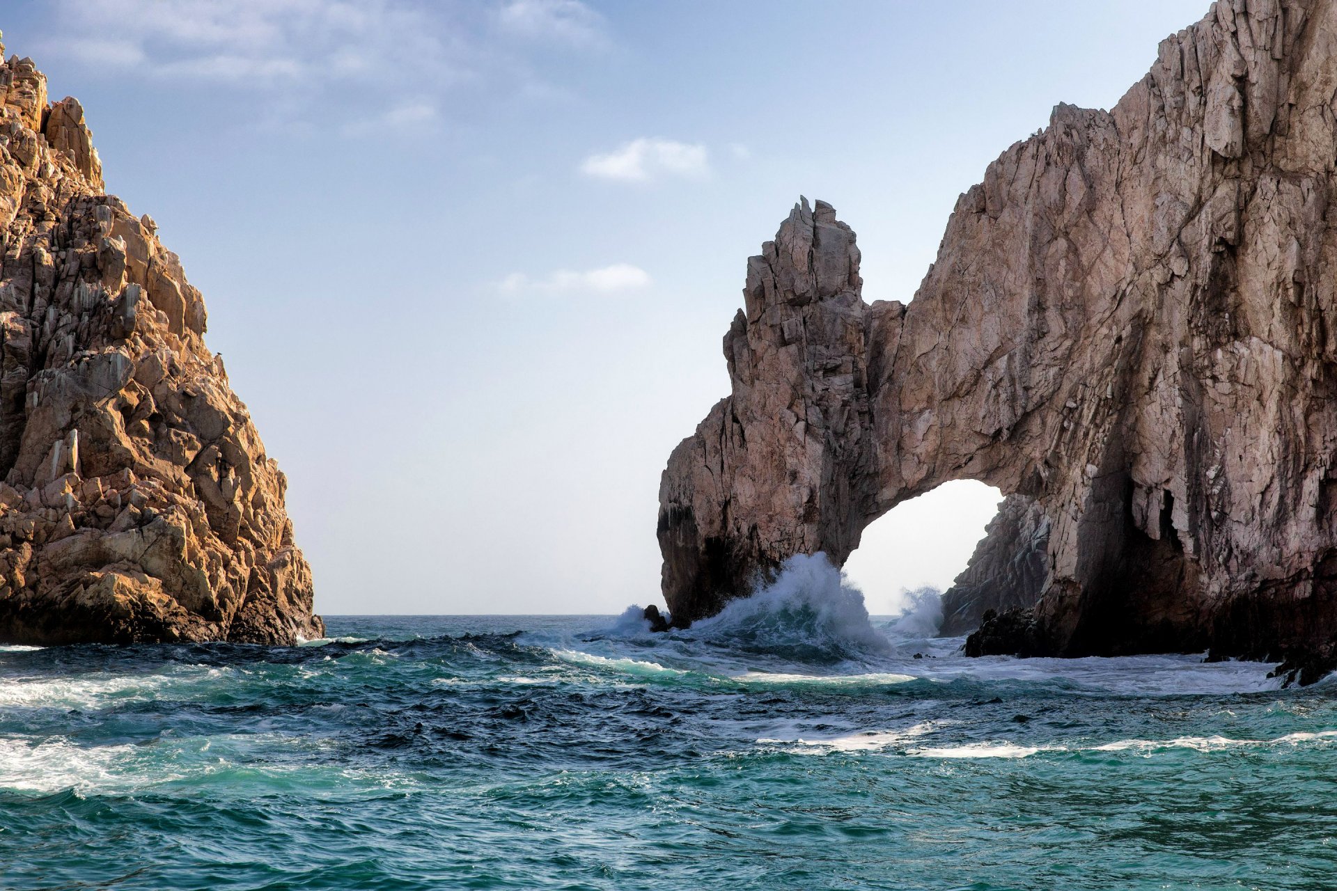 ciel mer roches arche vagues éclaboussures