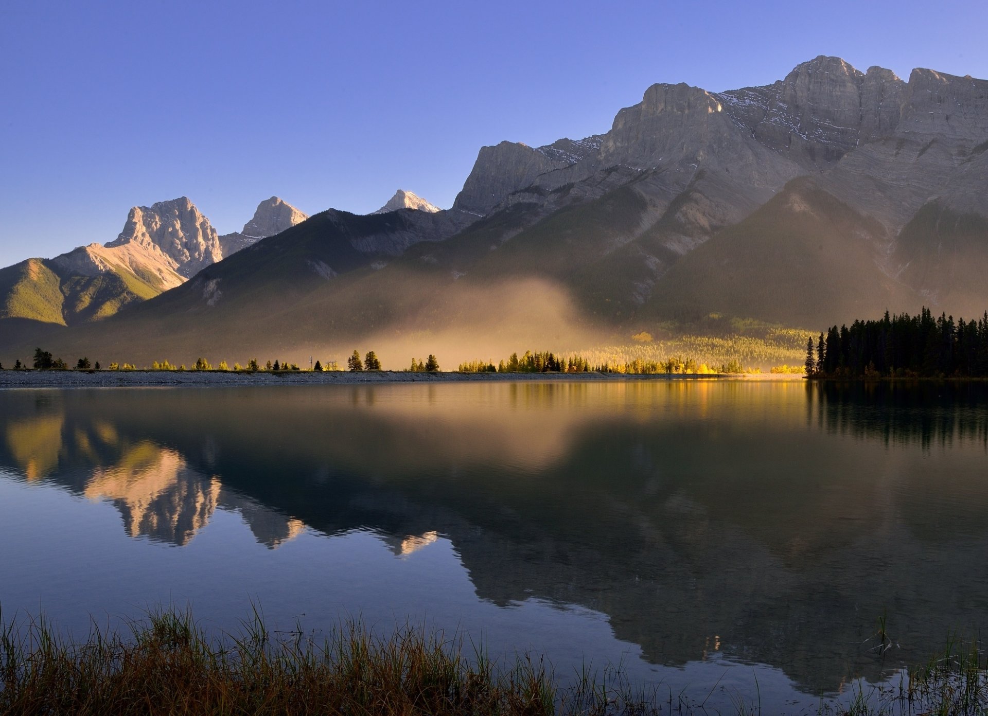 lago montagne foresta alberi mattina foschia