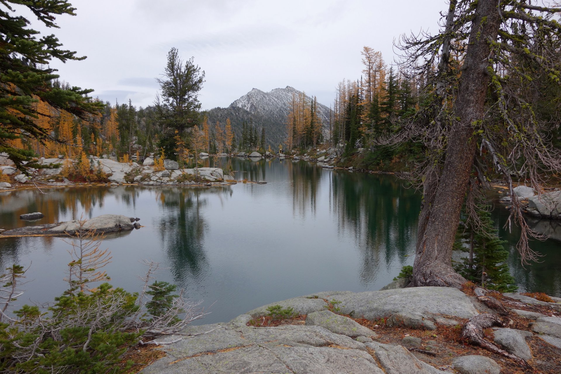 cielo montañas rocas piedras árboles lago otoño