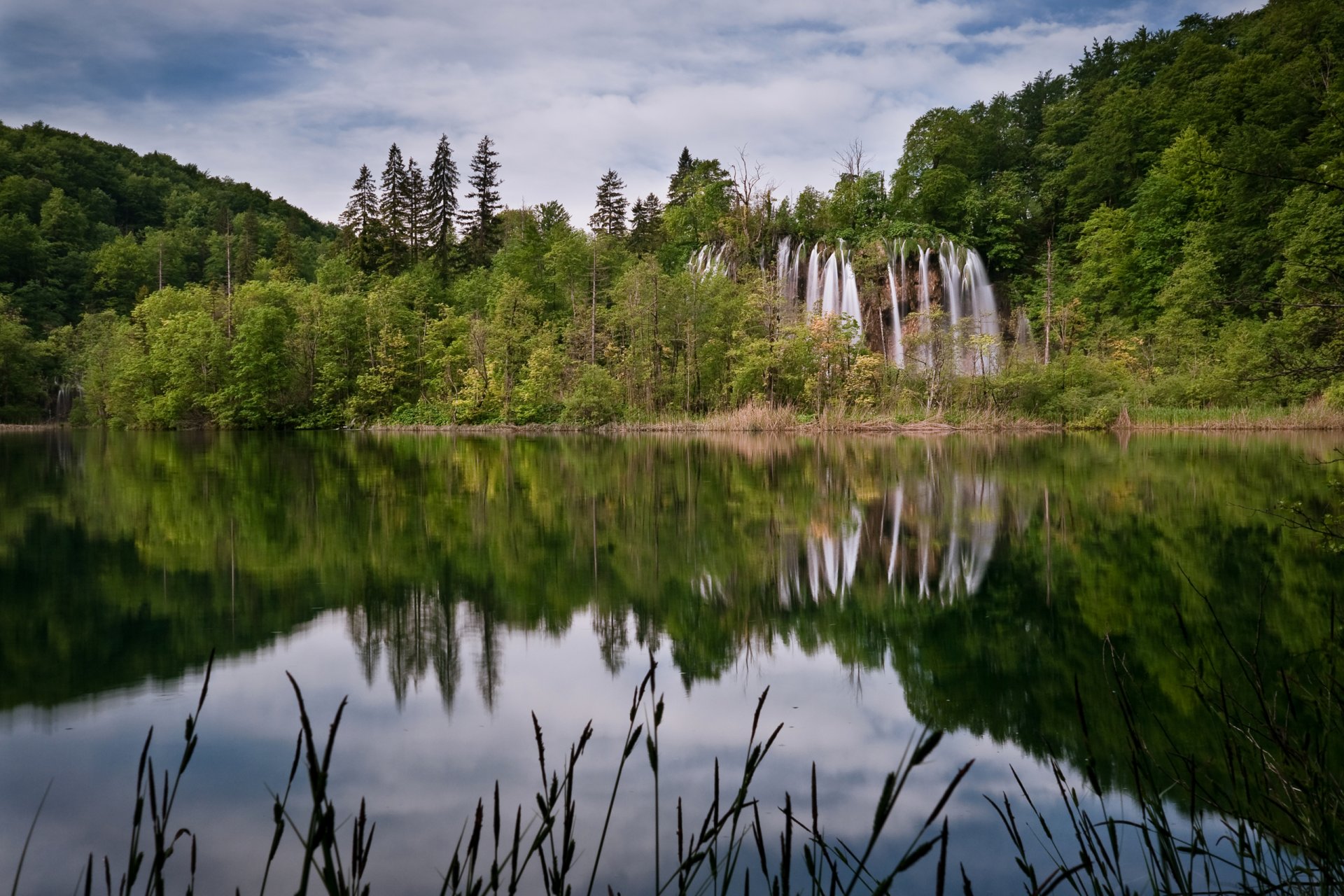 cielo nuvole lago foresta cascata paesaggio flusso erba alberi