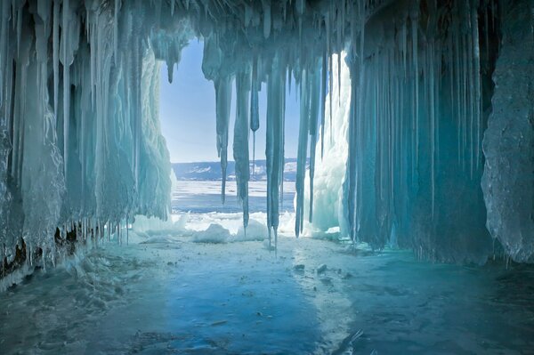 Ghiacciolo nella grotta sul lago Baikal