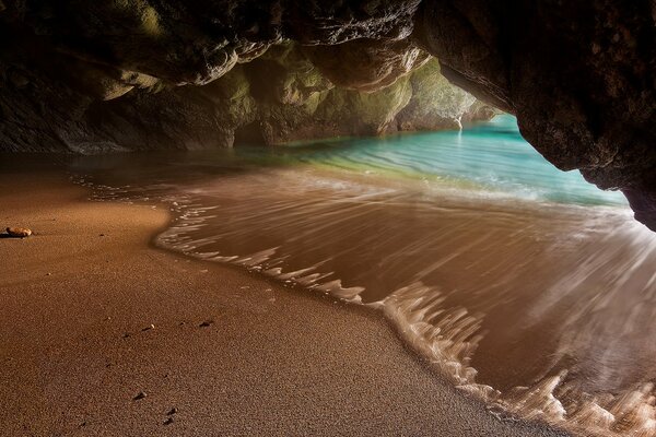 Strand am Meer in der Felsgrotte