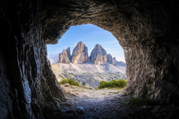 Paisaje de montaña vista desde la cueva