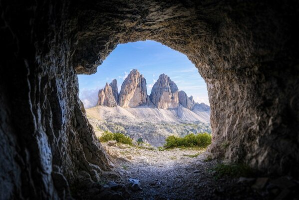 Vista del paesaggio delle montagne dalla grotta