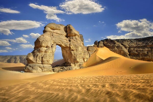 Niezwykłe skały na pustyni