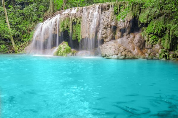 Hermosa cascada y agua azul, foto de la naturaleza