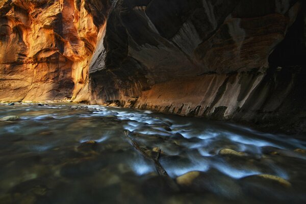 Canyon rocheux dans une grotte près de la rivière