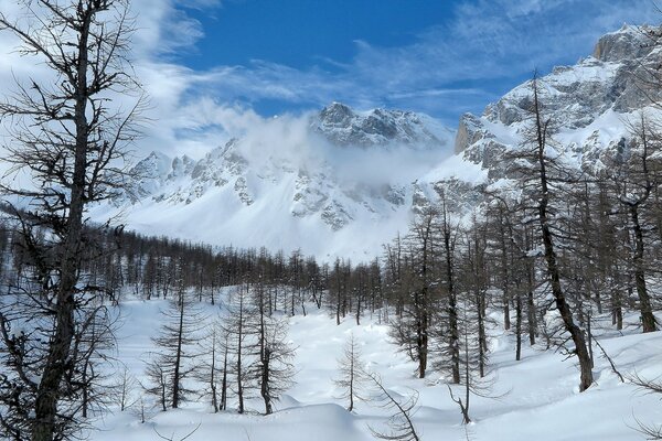 Schneebedeckte Berge auf blauem Himmel Hintergrund