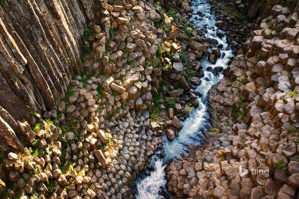 The river flowing into the gorge on the rocks