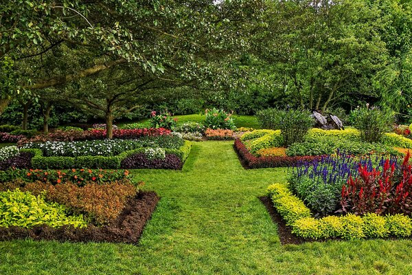 Smooth flowerbeds with flowers in Kennet Square