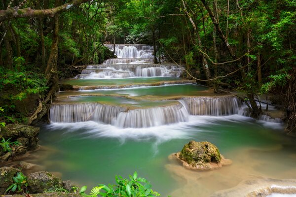 Kaskadowy wodospad w dzikiej dżungli