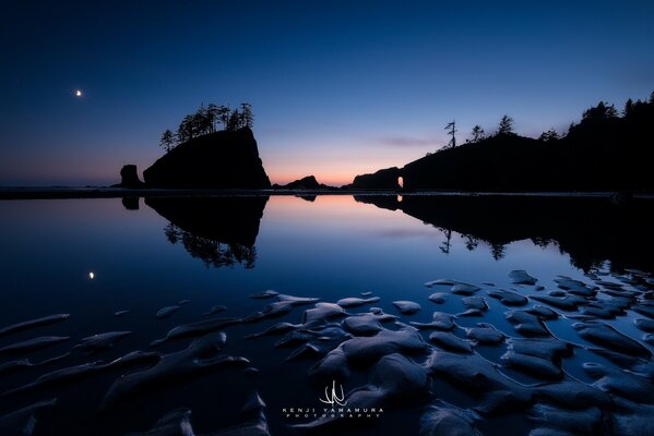 Una estrella brillante sobre el lago nocturno