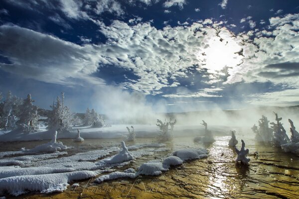 Fitta nebbia al mattino presto sul fiume