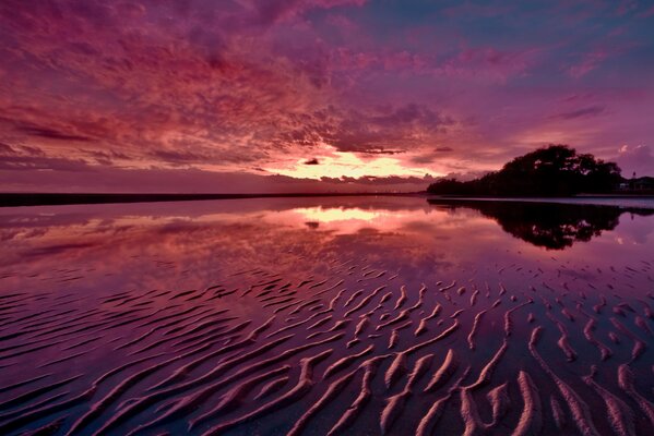 Bellissimo tramonto estivo con riflessione sull acqua