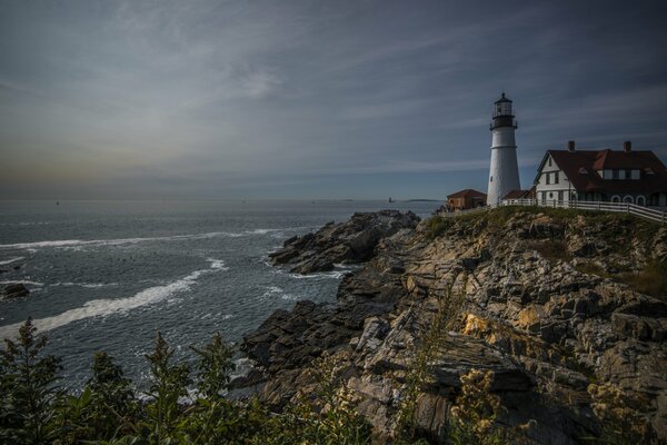 Le phare est magnifique dans l océan