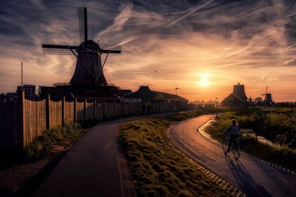 Un homme Monte un vélo près d un moulin