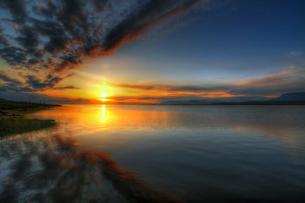 Puesta de sol en el agua en el horizonte