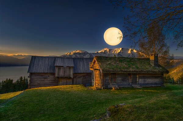 Luna piena in montagna di notte