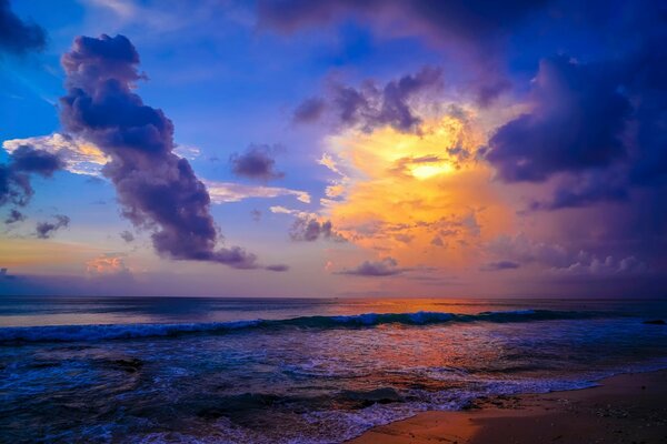 Sonnenuntergang am Meer. Blauer Himmel mit üppigen Wolken