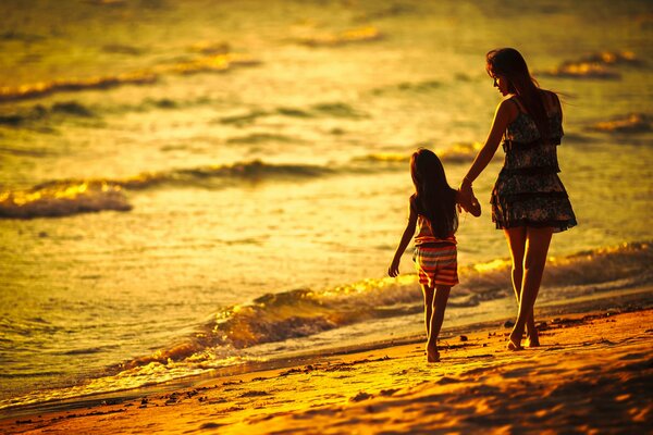 Mamma e figlia in riva al mare