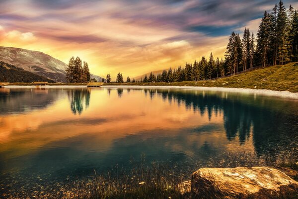Puesta de sol en un lago de montaña