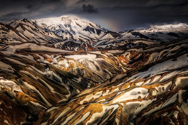 Collines et montagnes enneigées islandaises