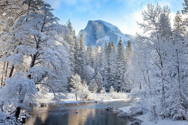 Winterlandschaft. Fluss am schneebedeckten Berg